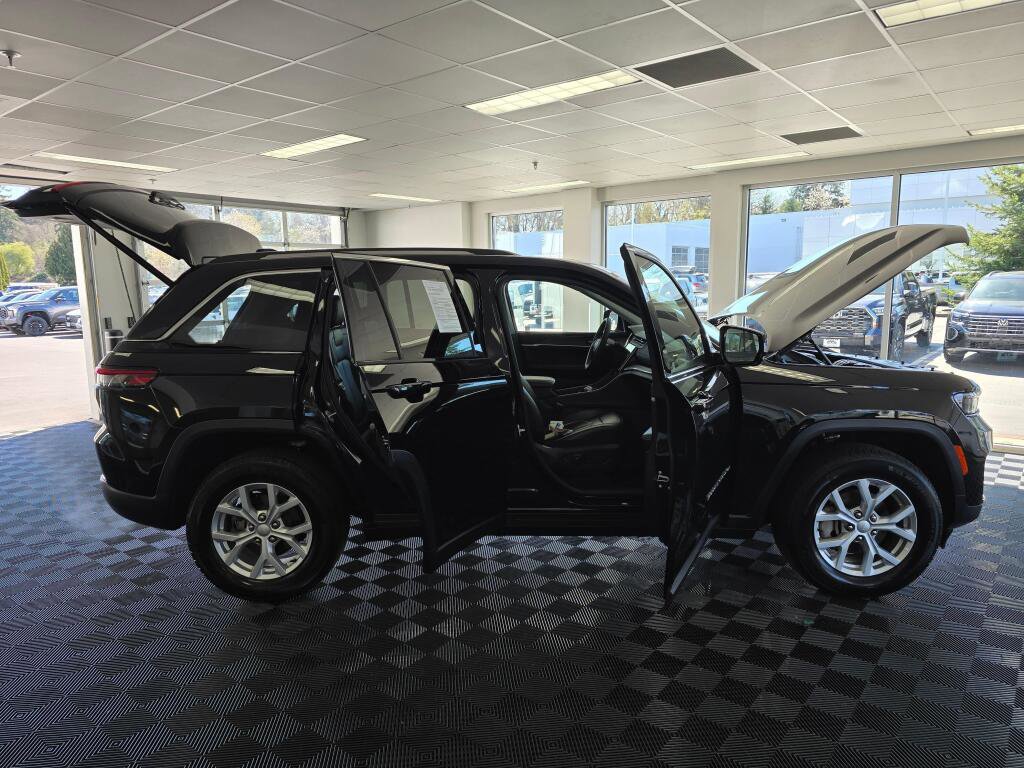 Used 2023 Jeep Grand Cherokee Limited w/ Trailer Tow Prep Group (B) image 18