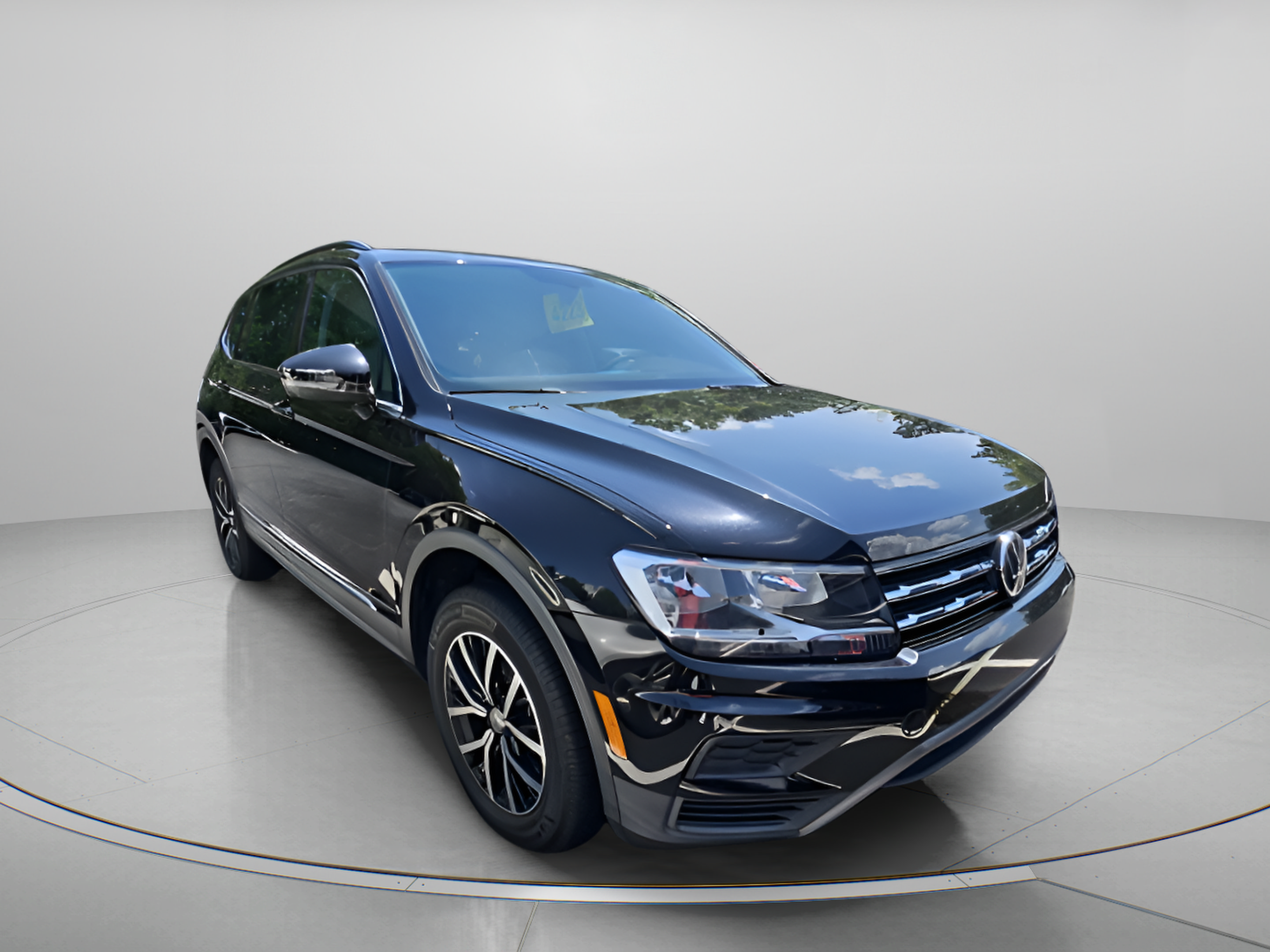 Used 2021 Volkswagen Tiguan SE FWD image 2
