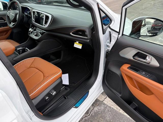 New 2026 Chrysler Pacifica Pinnacle image 18
