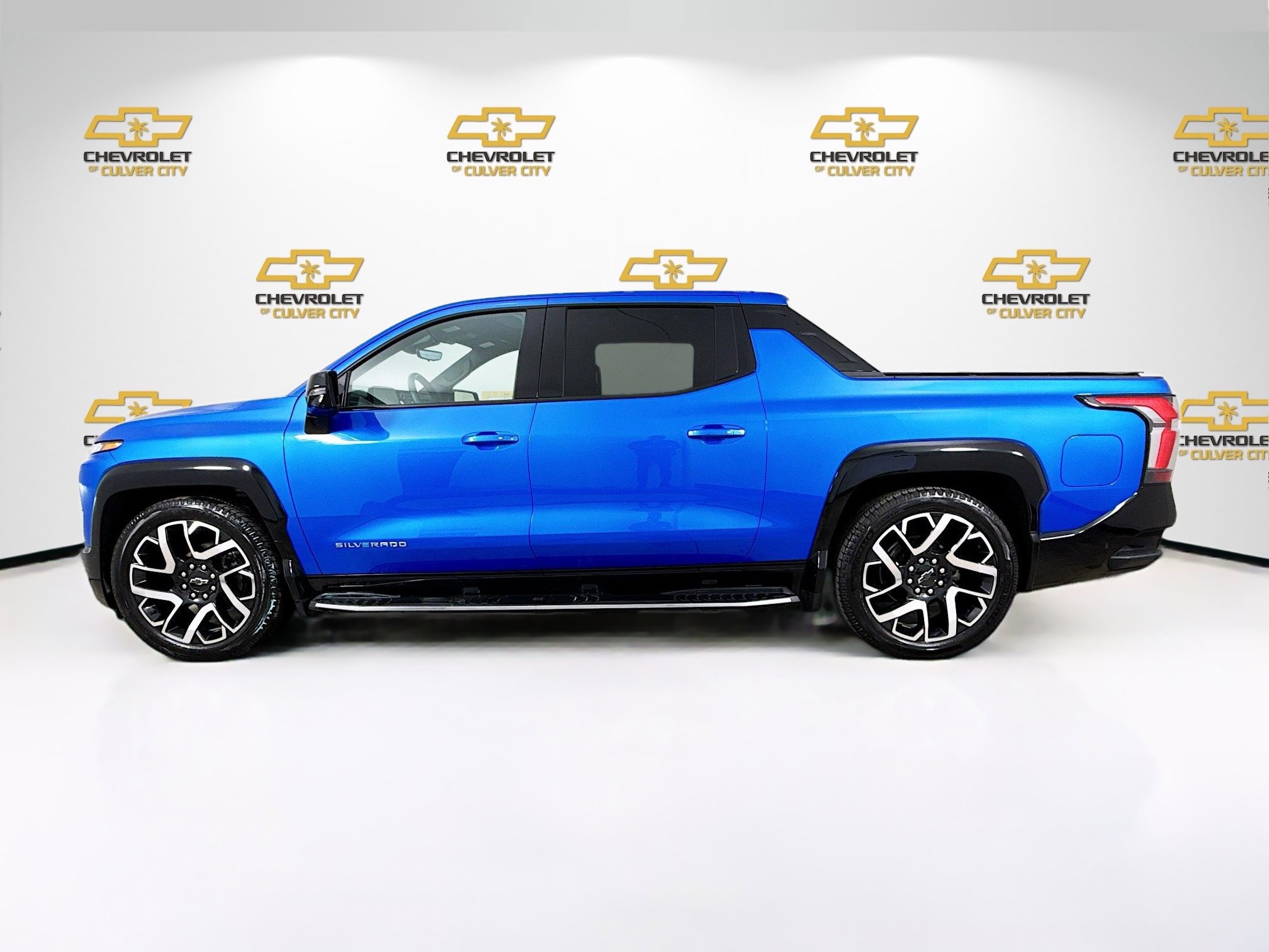 Used 2025 Chevrolet Silverado EV RST AWD/4WD image 4