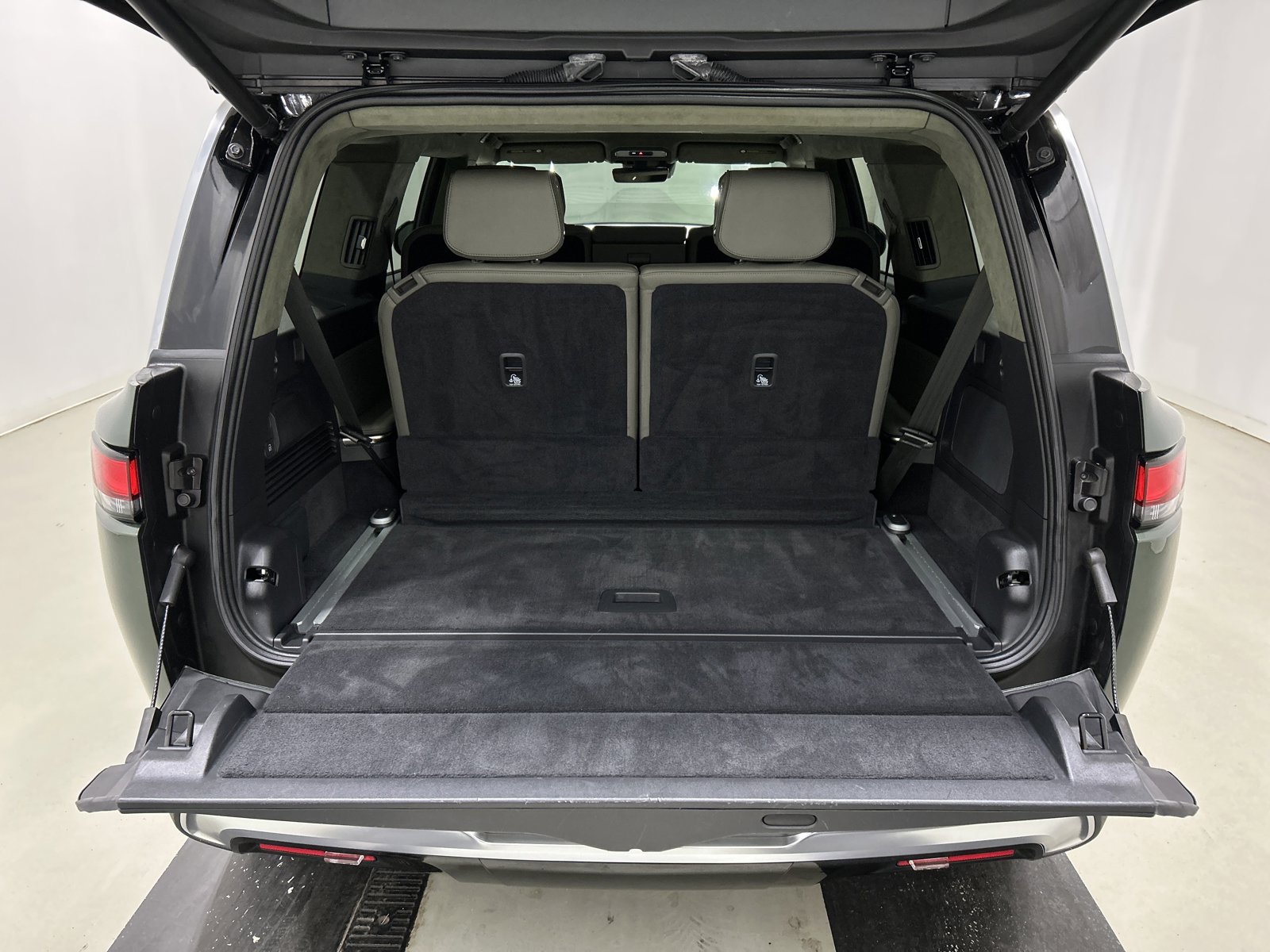 Used 2023 Rivian R1S Adventure image 15