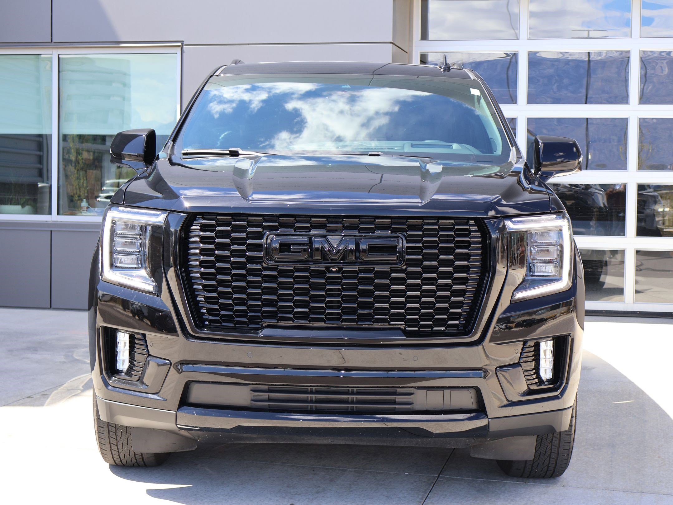 Used 2024 GMC Yukon Denali w/ Advanced Technology Package AWD/4WD image 2