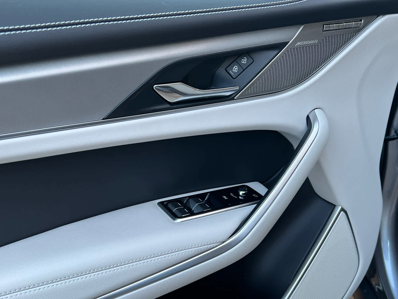 Used 2025 Jaguar F-PACE R-Dynamic S image 16