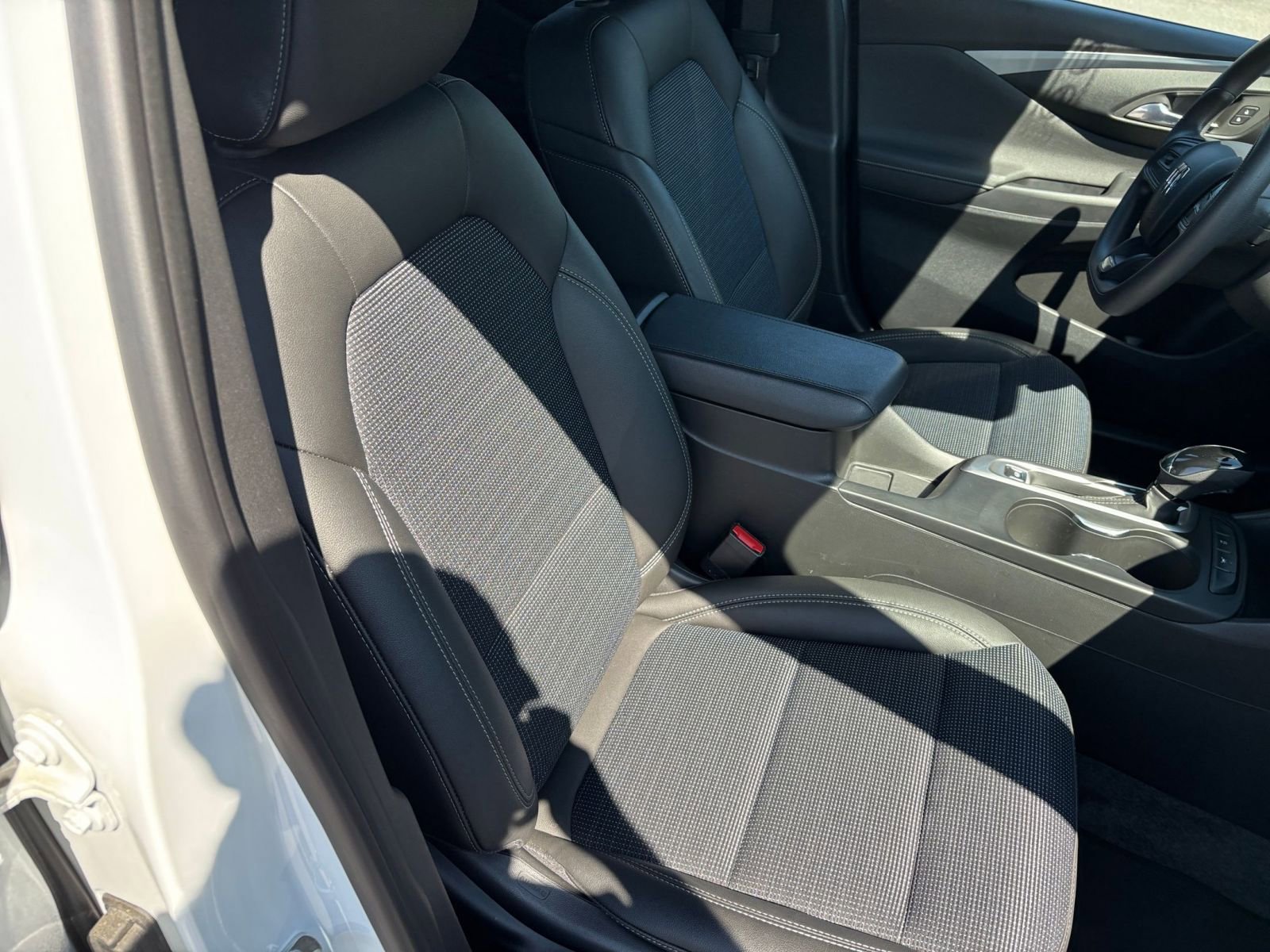 Used 2025 Buick Envista Preferred FWD image 35