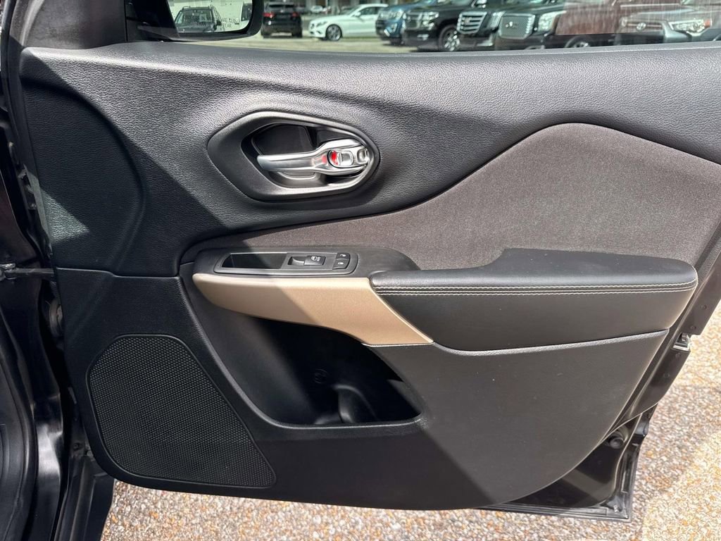 Used 2017 Jeep Cherokee Latitude image 15
