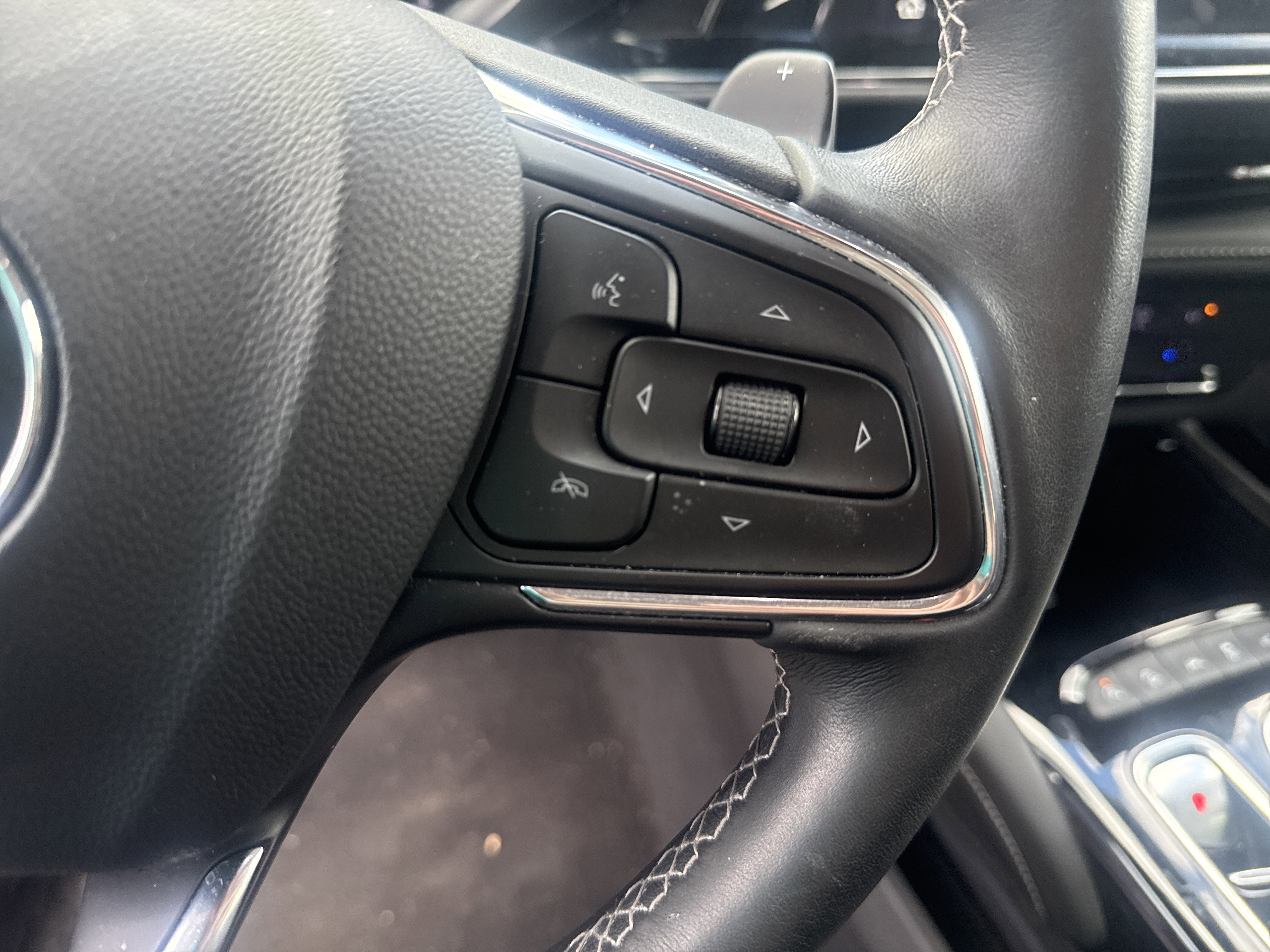 Used 2023 Buick Envision Avenir AWD/4WD image 8