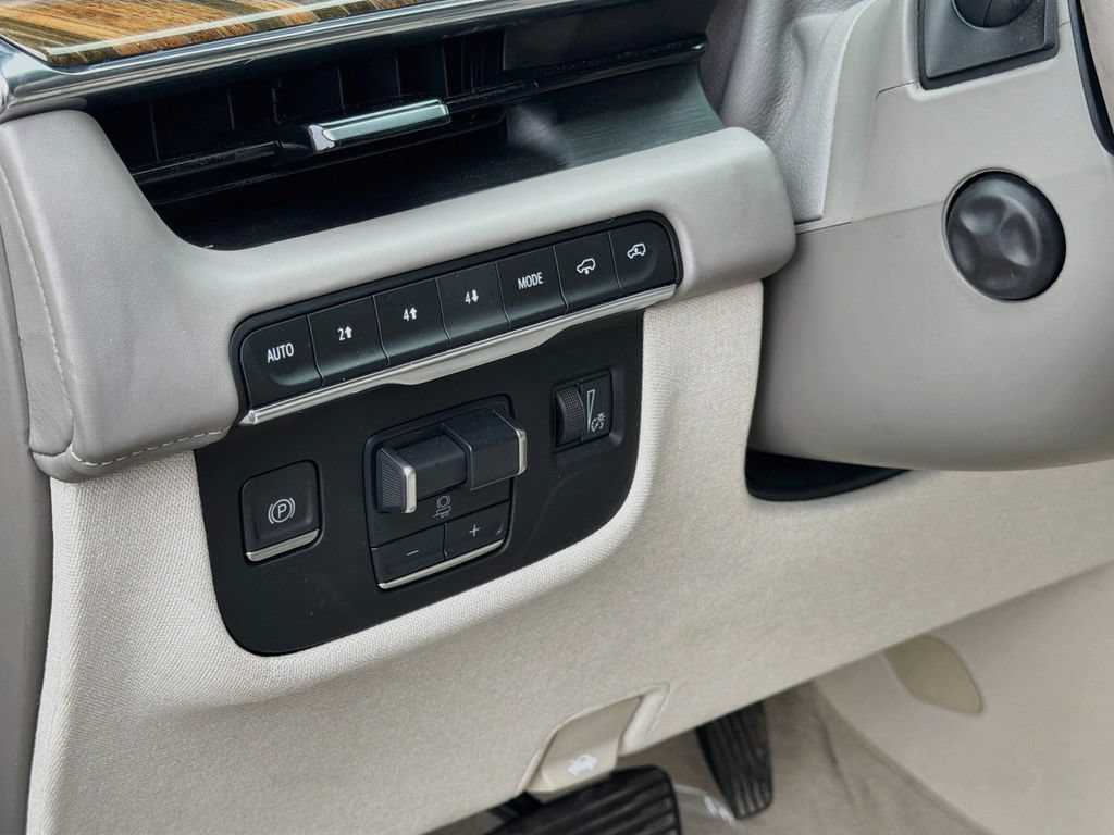 Used 2023 Cadillac Escalade Sport Platinum w/ LPO, ONYX Package AWD/4WD image 10