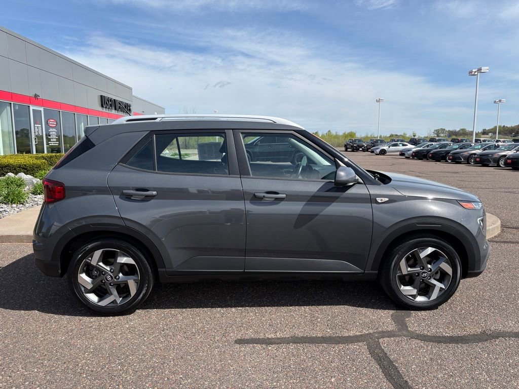 Used 2025 Hyundai Venue SEL FWD image 2