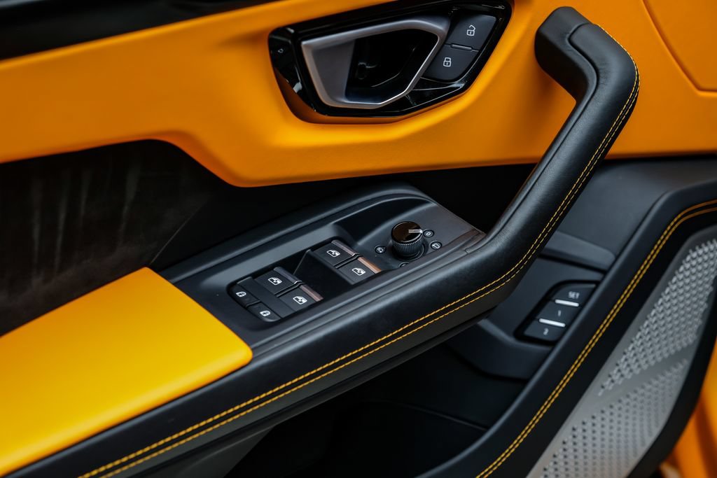 Used 2022 Lamborghini Urus AWD/4WD image 54