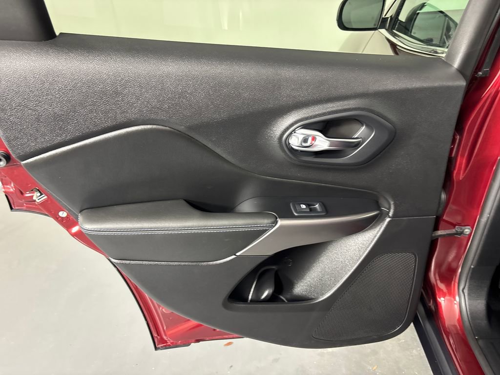 Used 2020 Jeep Cherokee Latitude Plus image 29