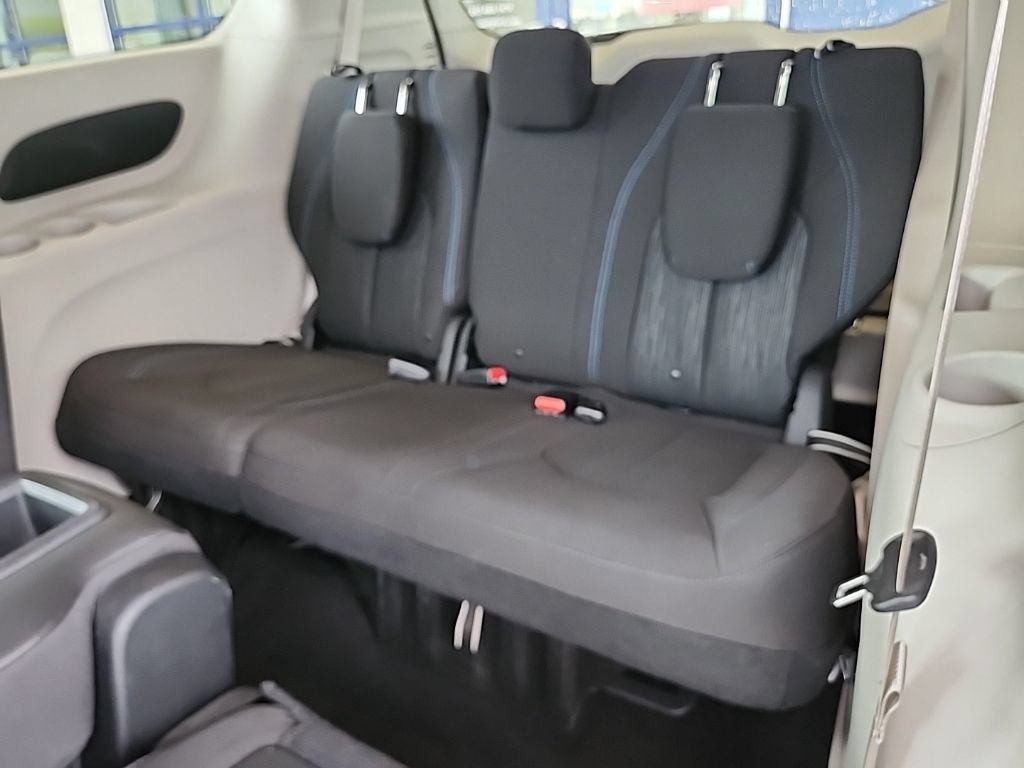 Used 2021 Chrysler Pacifica Touring FWD image 31