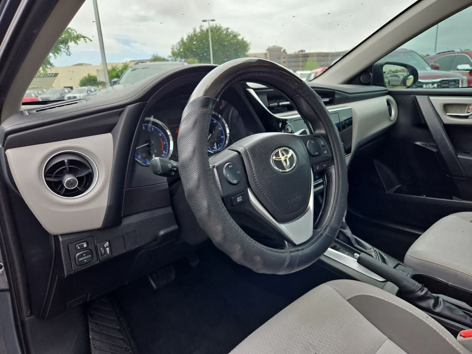 Used 2017 Toyota Corolla LE FWD image 2