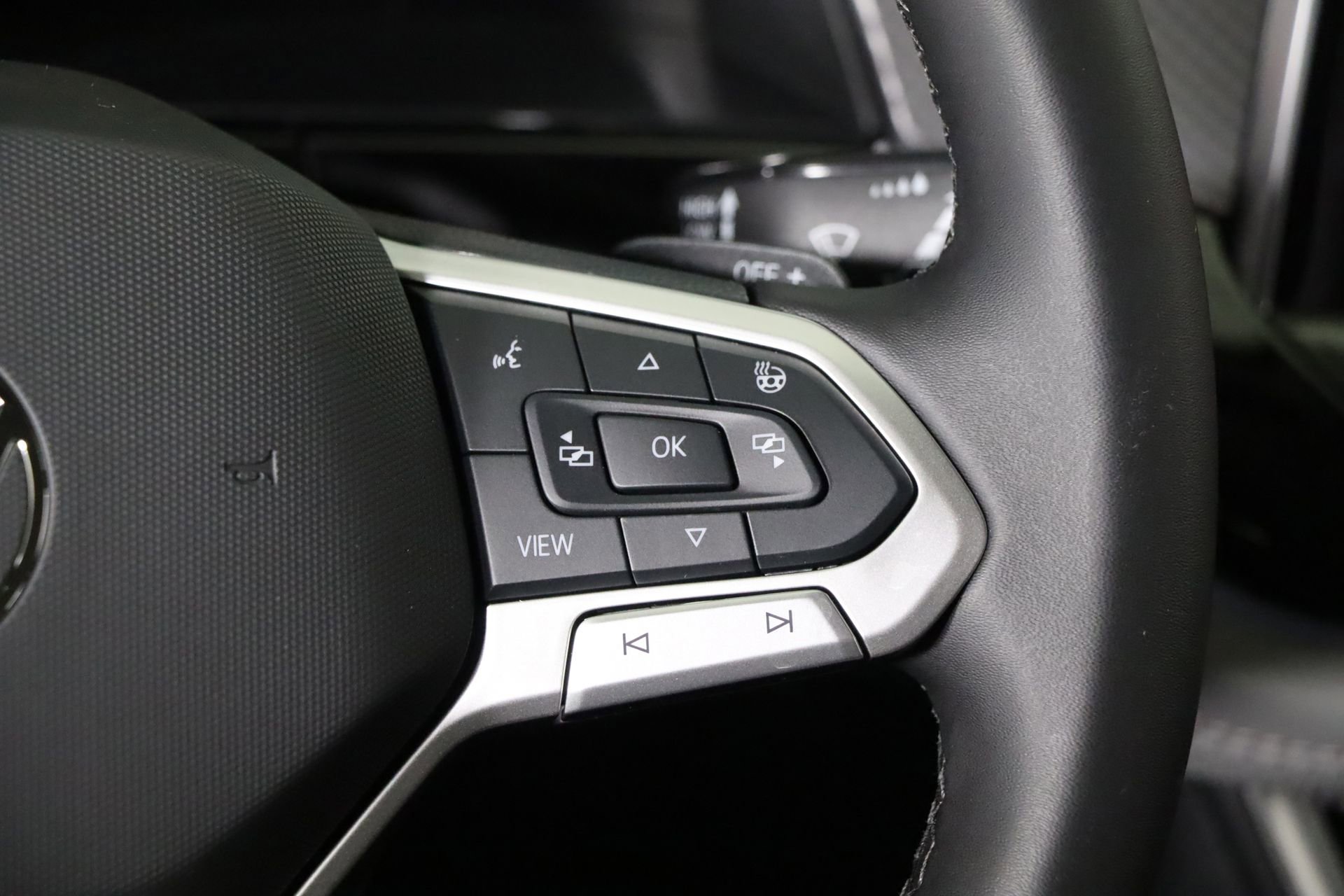 Used 2025 Volkswagen Atlas Peak Edition SE image 6