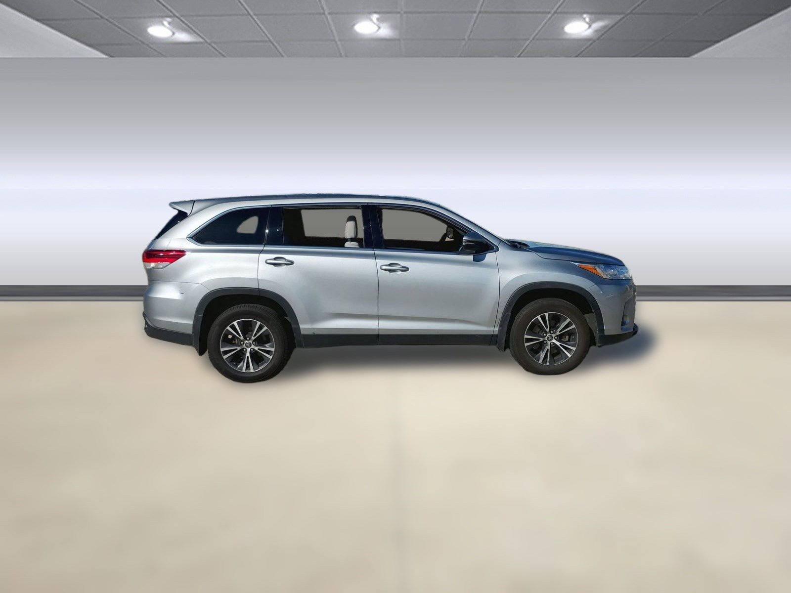 Used 2019 Toyota Highlander LE image 5