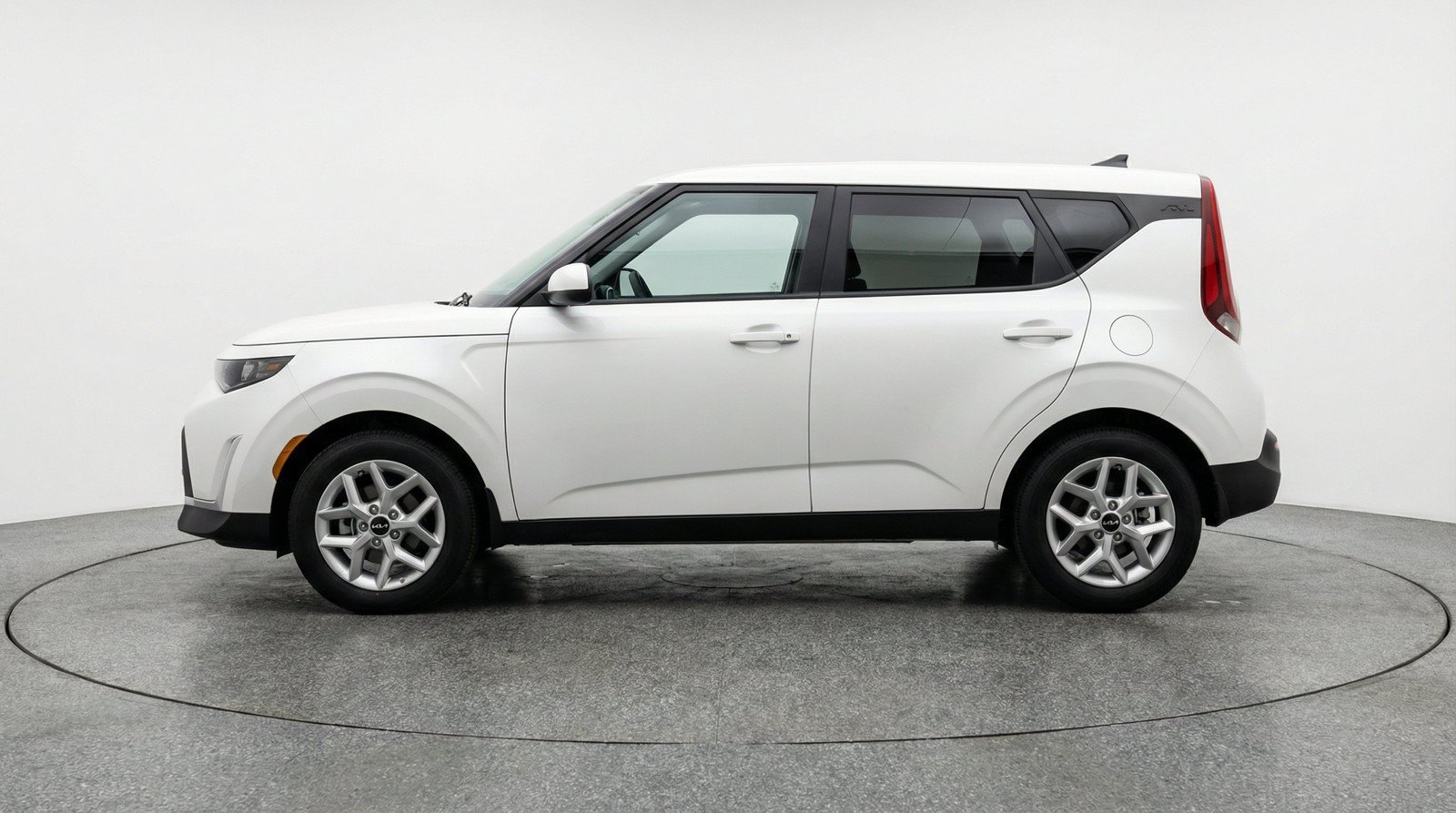 Used 2025 Kia Soul LX w/ LX Technology Package FWD image 5