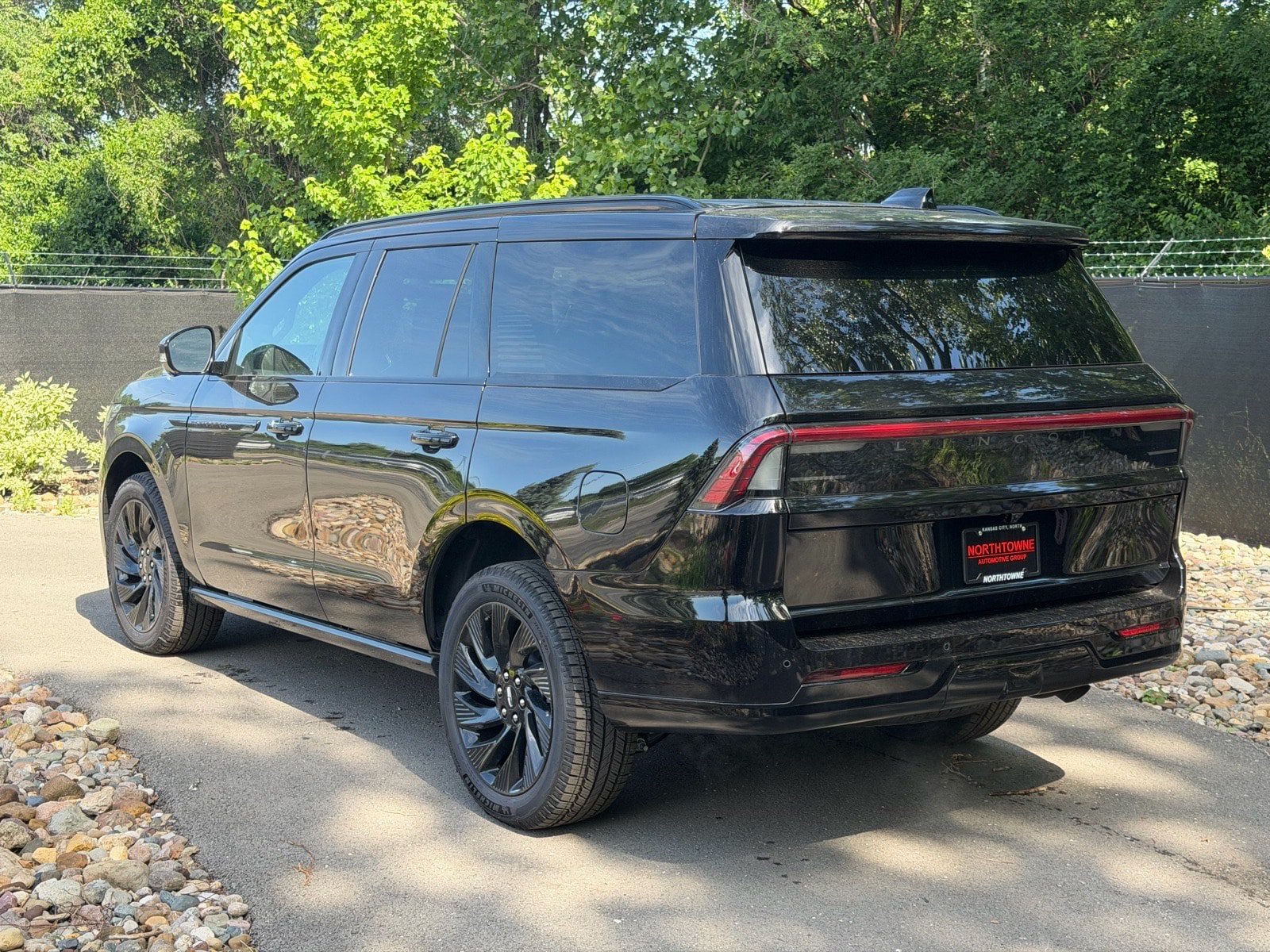 New 2026 Lincoln Navigator Reserve w/ Jet Appearance Package AWD/4WD image 3