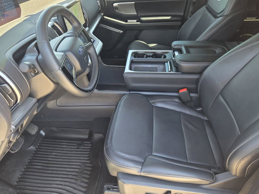 Used 2025 Ford Expedition Platinum w/ Driver's Package AWD/4WD image 11