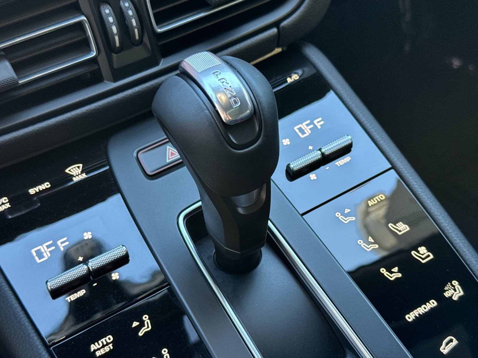 Certified 2025 Porsche Macan AWD/4WD image 26