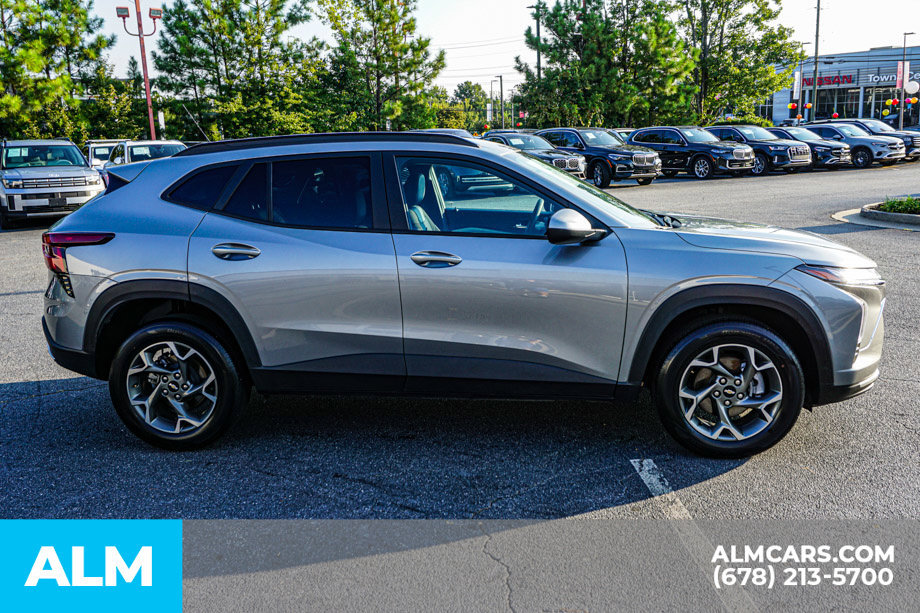 Used 2025 Chevrolet Trax LT FWD image 8