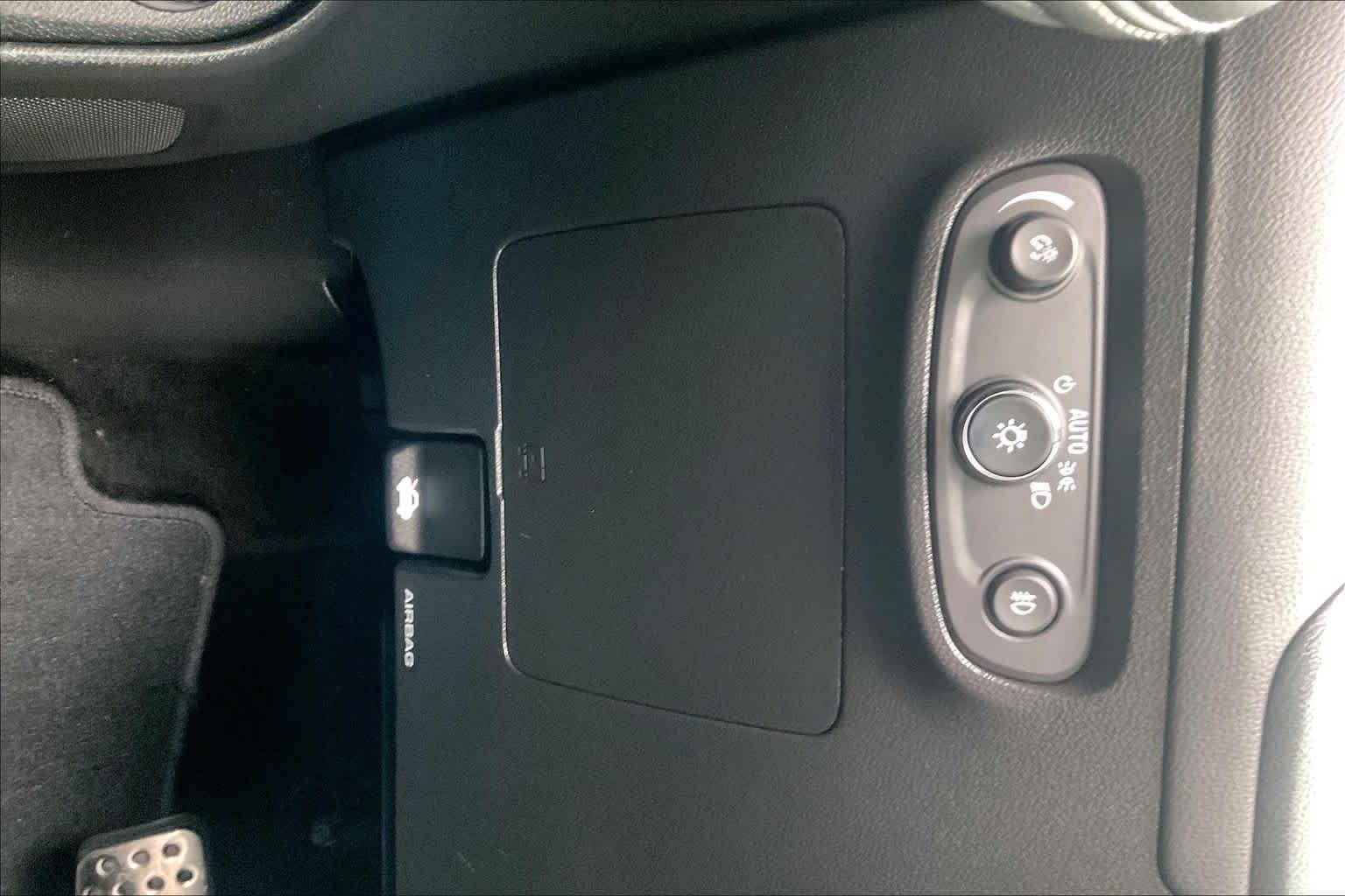 Used 2023 Buick Encore GX Select w/ Sport Touring Package FWD image 33