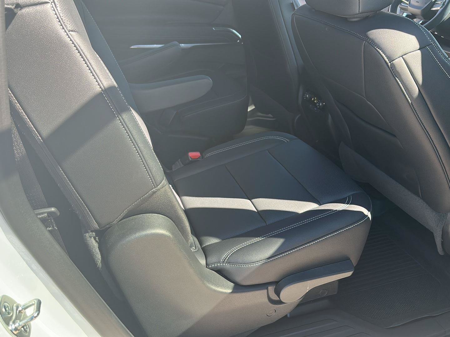 Used 2025 Chevrolet Traverse LT w/ LPO, Floor Liner Package FWD image 23