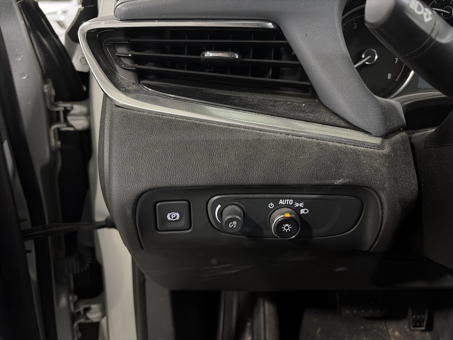 Used 2019 Buick Enclave Essence AWD/4WD image 19