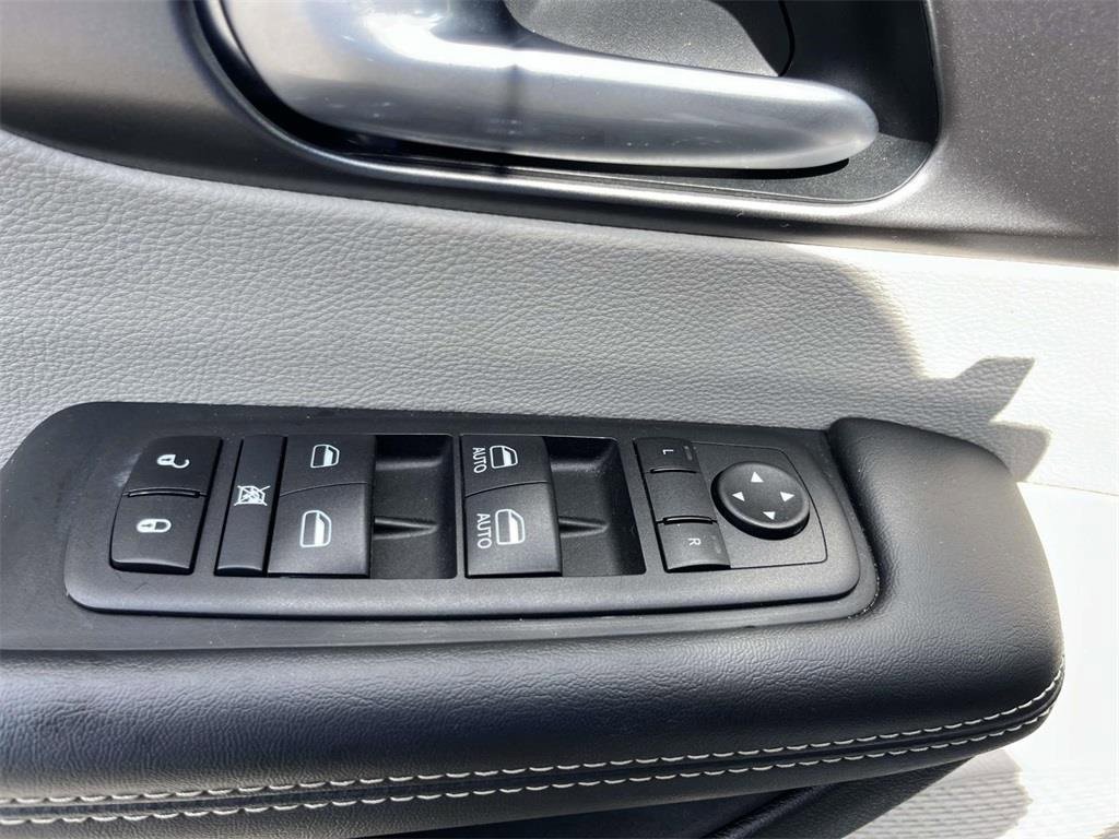 Used 2024 Chrysler Pacifica Touring-L image 11
