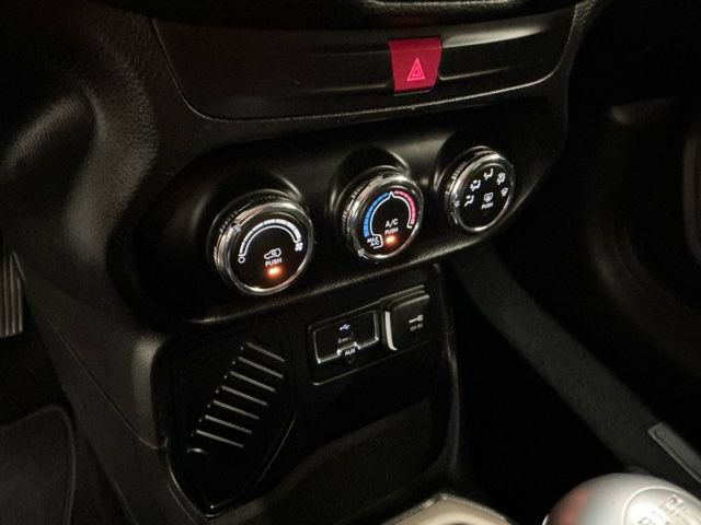 Used 2016 Jeep Renegade Sport w/ Power & Air Group FWD image 19