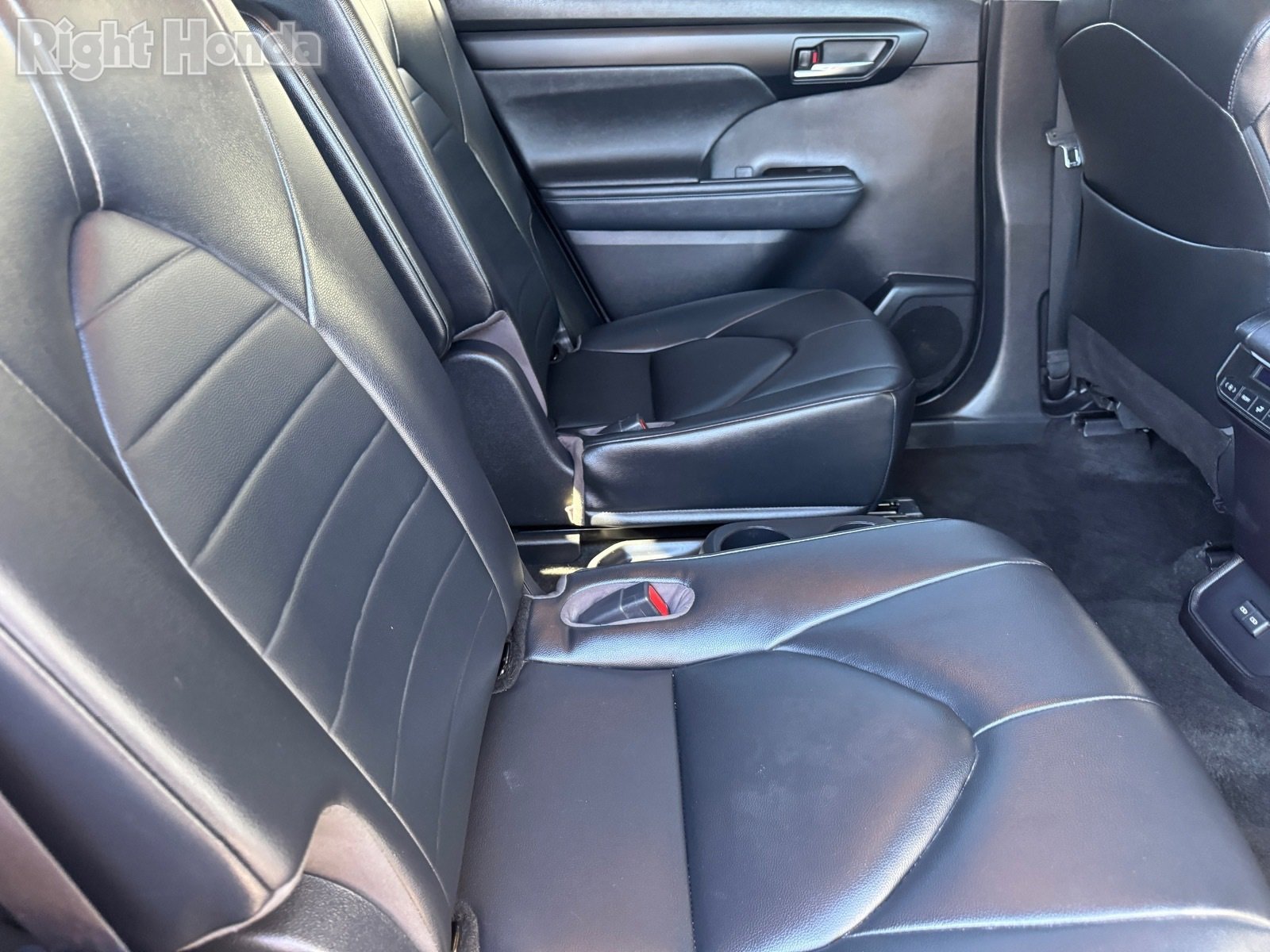 Used 2023 Toyota Highlander XLE image 14