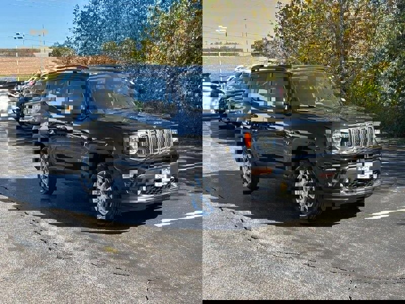 Used 2022 Jeep Renegade Latitude image 2