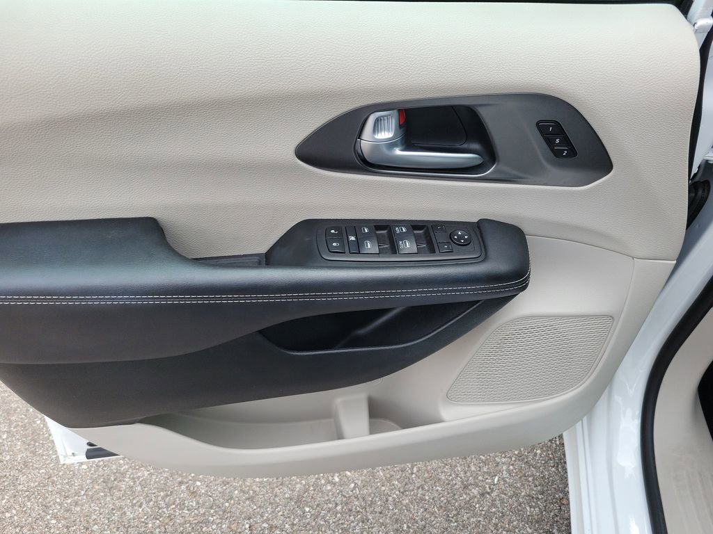 Used 2024 Chrysler Pacifica Touring-L FWD image 22