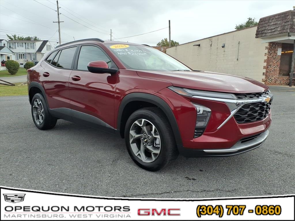 Used 2024 Chevrolet Trax LT w/ Driver Confidence Package FWD image 1