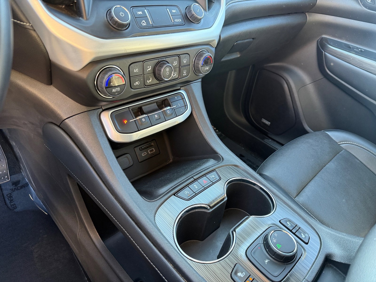 Used 2023 GMC Acadia SLT image 13