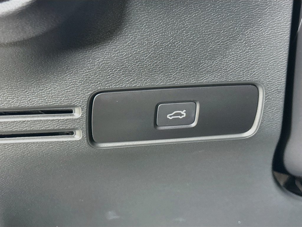 Used 2025 Volvo XC40 B5 Ultra AWD/4WD image 10