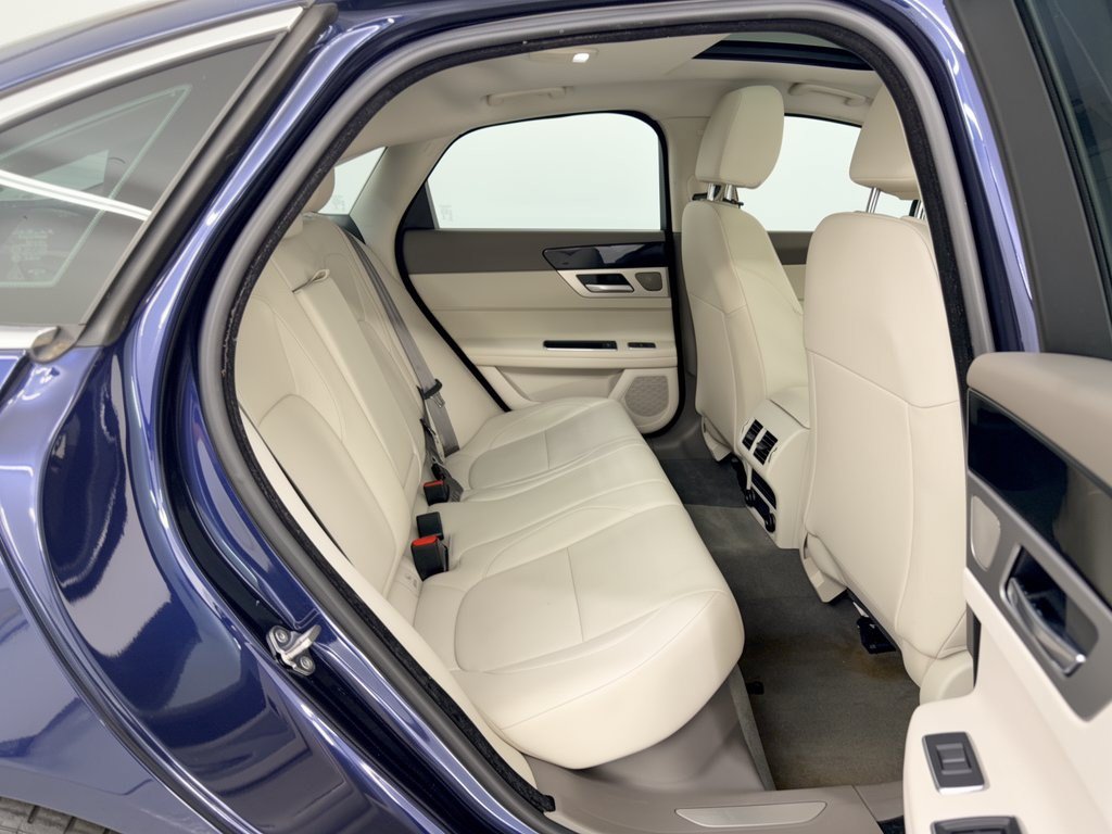 Used 2018 Jaguar XF Premium RWD image 29