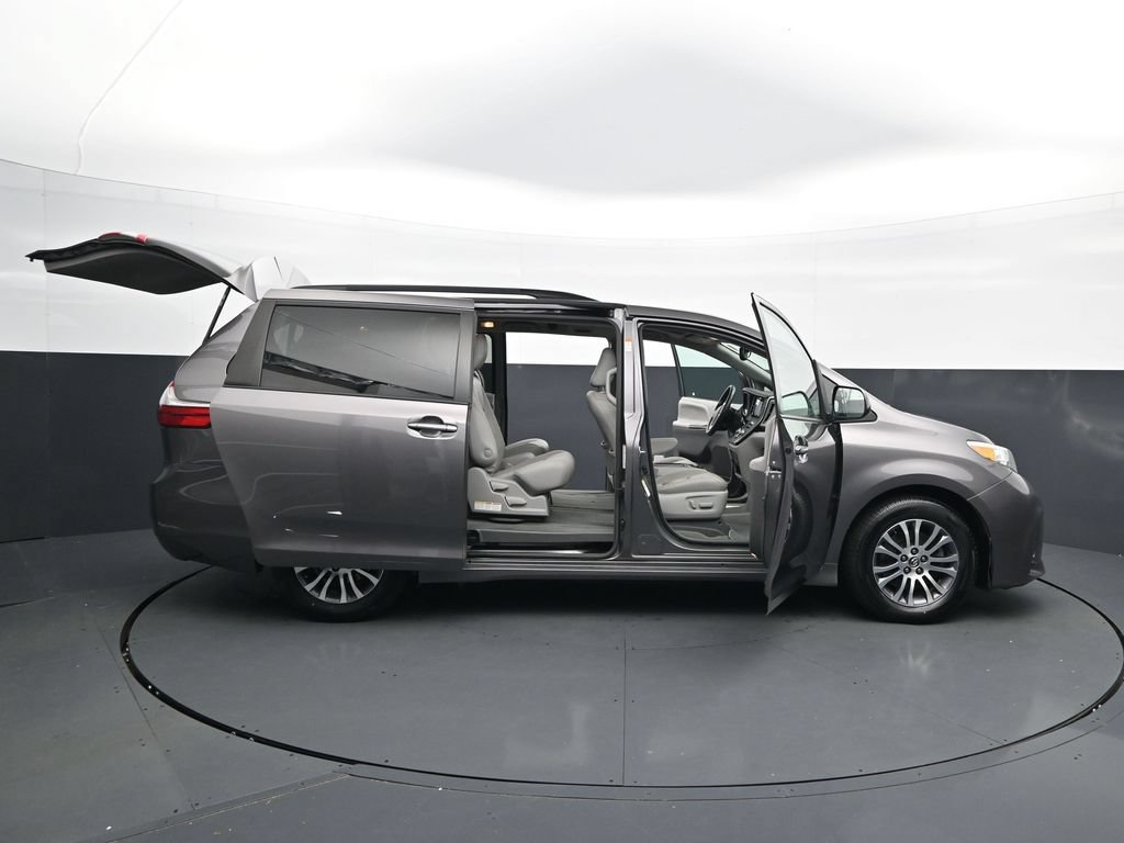 Used 2018 Toyota Sienna XLE w/ XLE Navigation Package FWD image 48