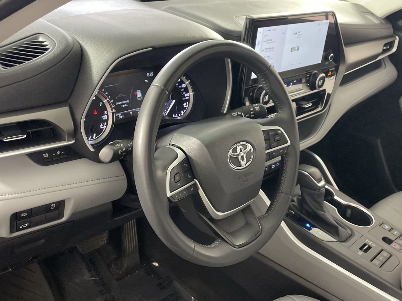 Used 2025 Toyota Highlander XLE image 11