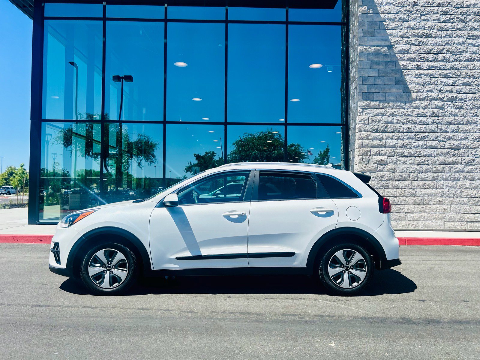 Used 2021 Kia Niro LX FWD image 2