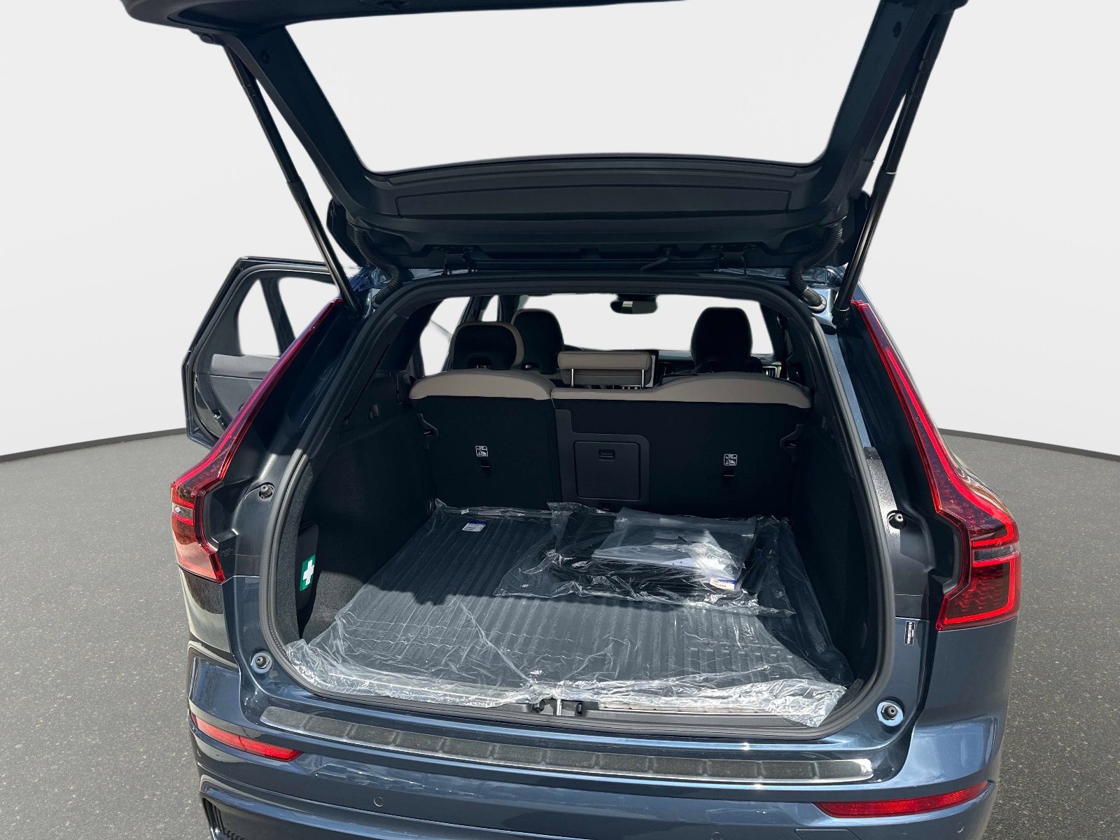 Certified 2026 Volvo XC60 B5 Plus w/ Protection Package Premier image 12