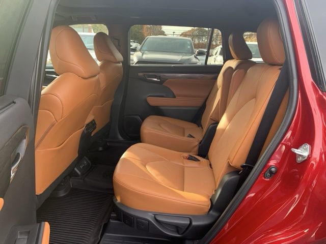 Used 2024 Toyota Highlander Platinum image 13