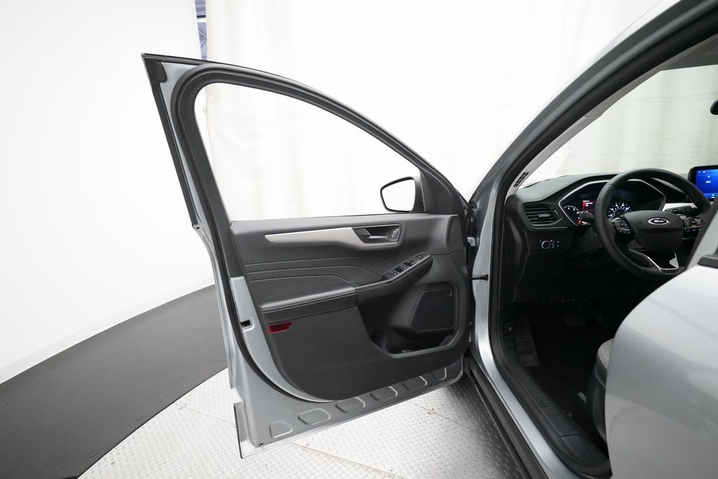 Used 2022 Ford Escape SE w/ Cold Weather Package image 27