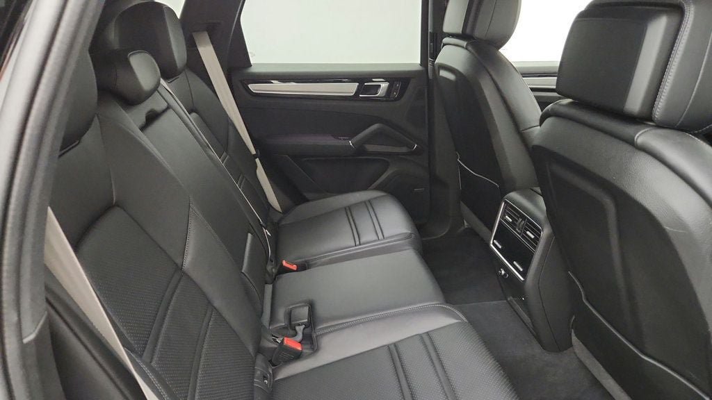 Used 2022 Porsche Cayenne Platinum Edition w/ Premium Package Plus AWD/4WD image 24