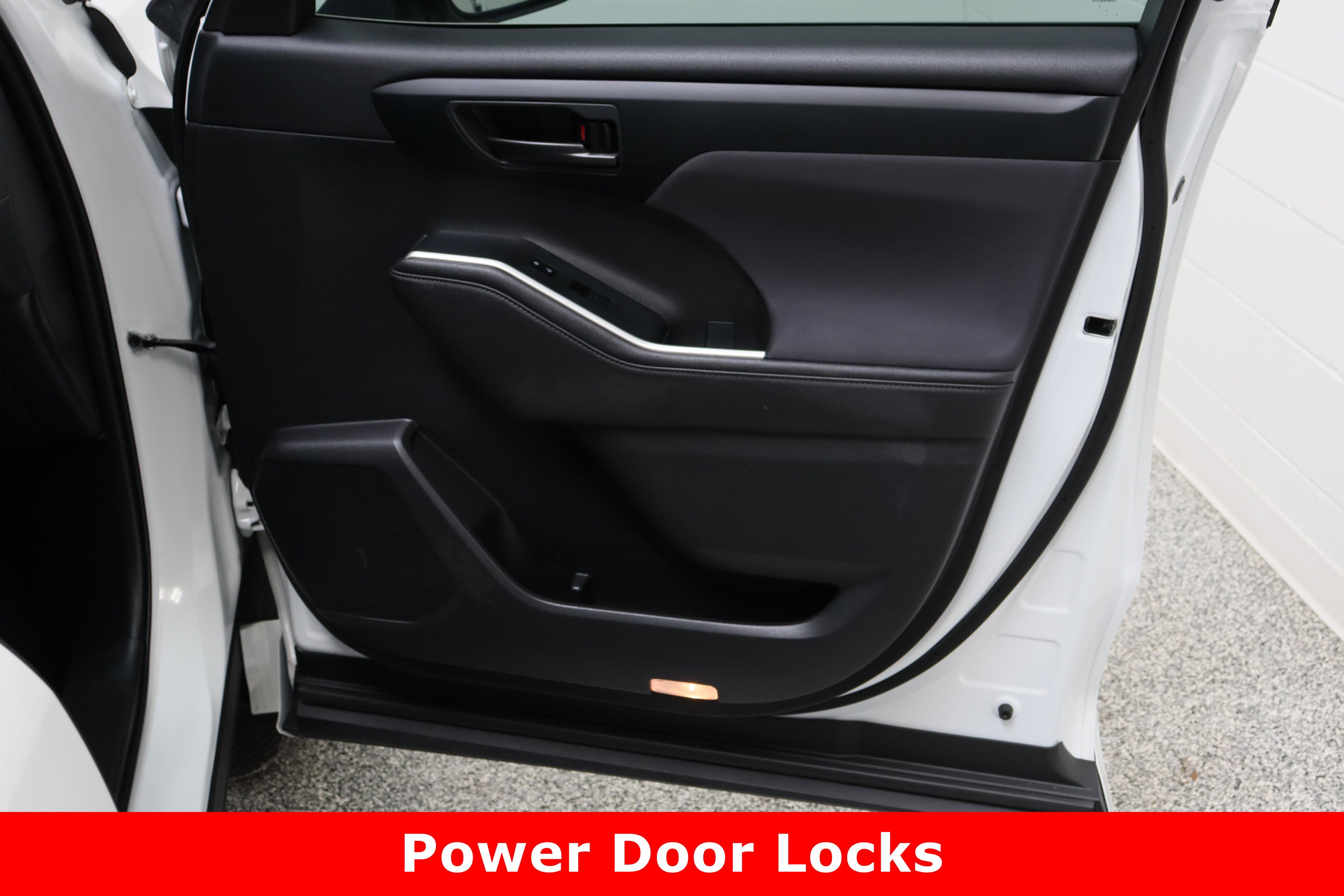 Used 2024 Toyota Highlander LE image 37