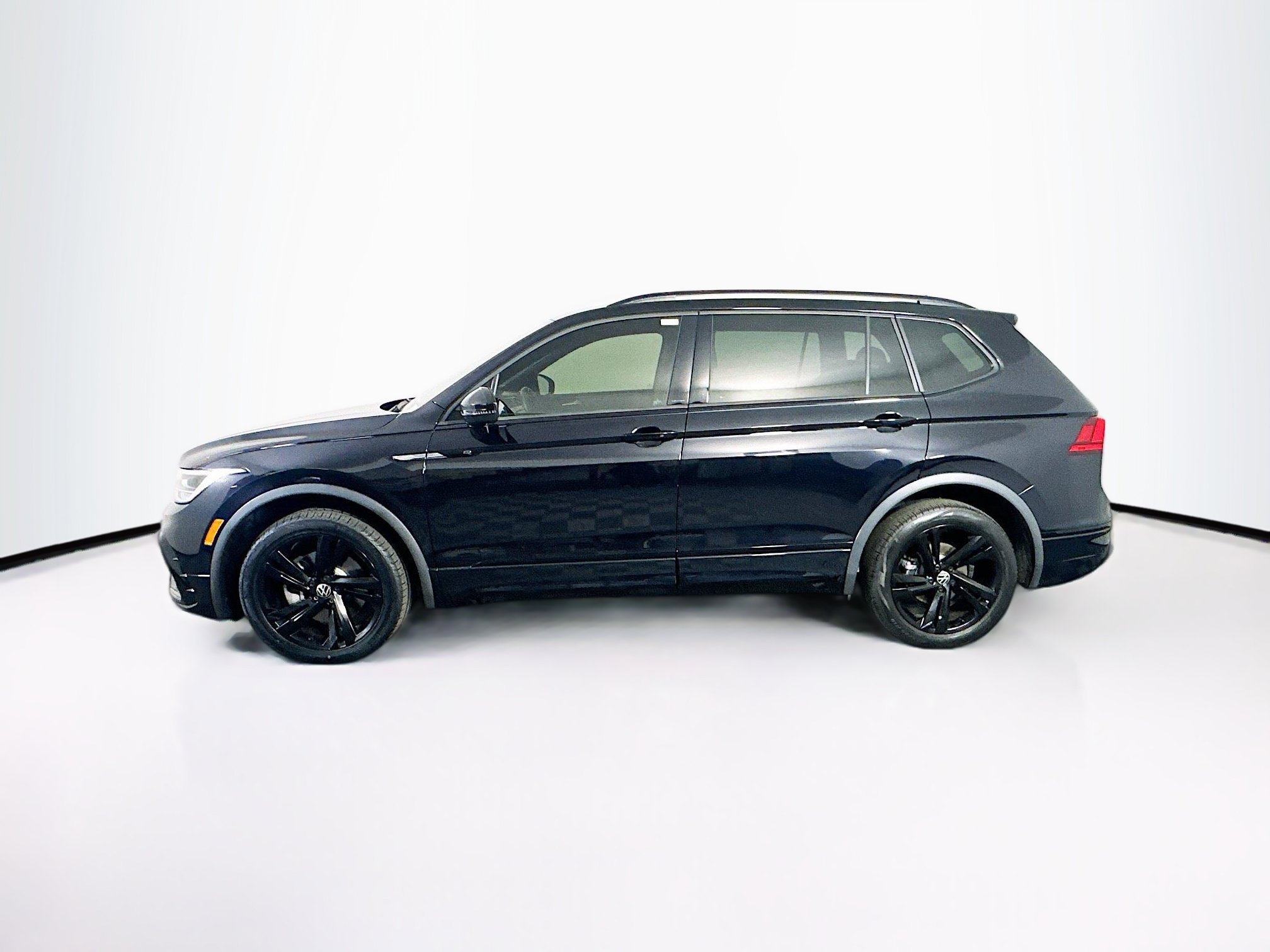 Used 2023 Volkswagen Tiguan SE R-Line FWD image 4