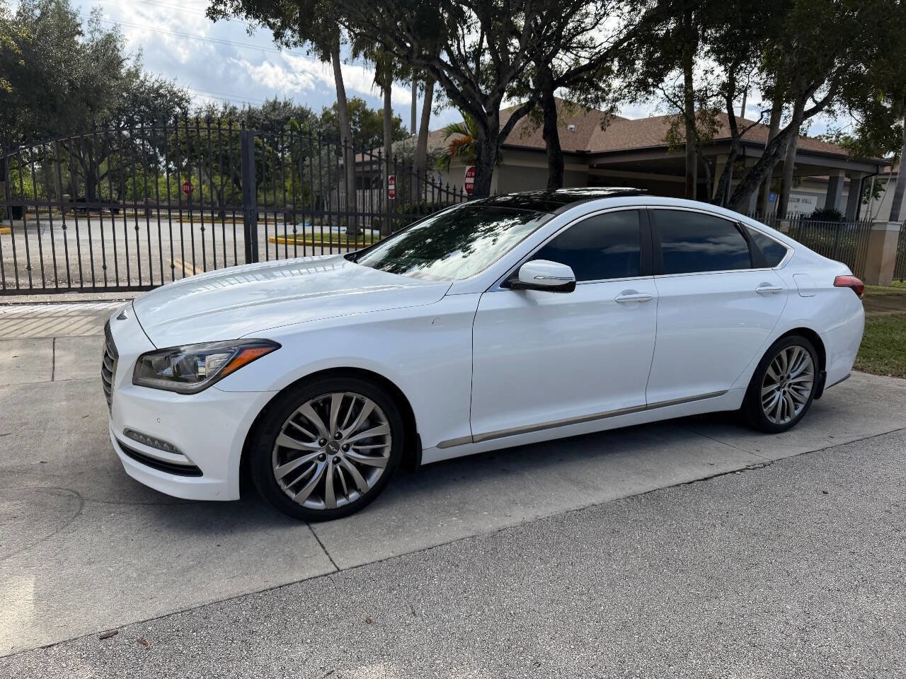 Used 2015 Hyundai Genesis 5.0 image 2