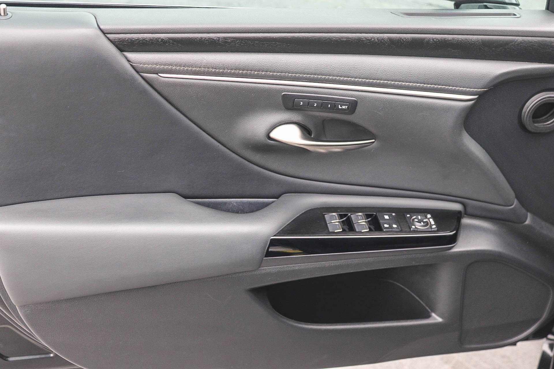 Used 2024 Lexus ES 300h w/ Premium Package FWD image 21