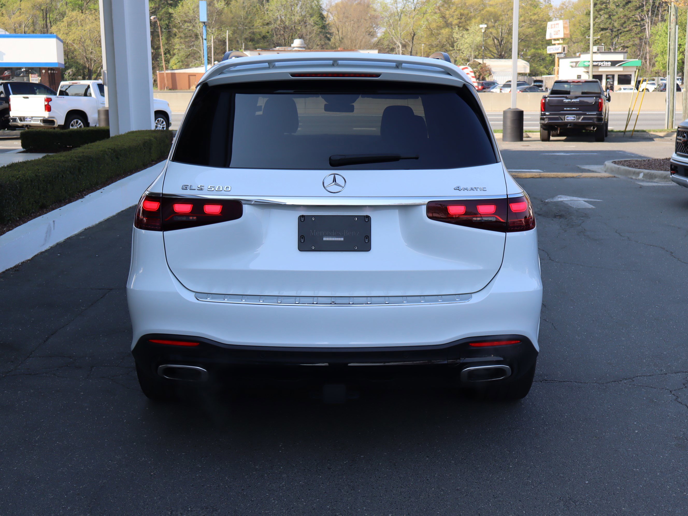 Used 2024 Mercedes-Benz GLS 580 4MATIC image 9