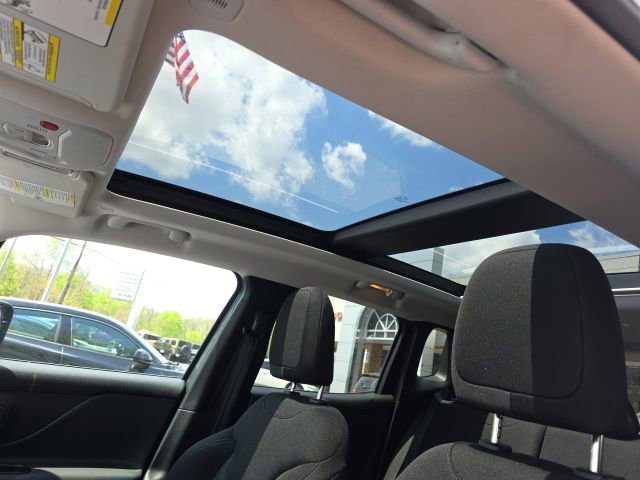 Used 2023 Jeep Renegade Latitude w/ Sun & Fun Group AWD/4WD image 2