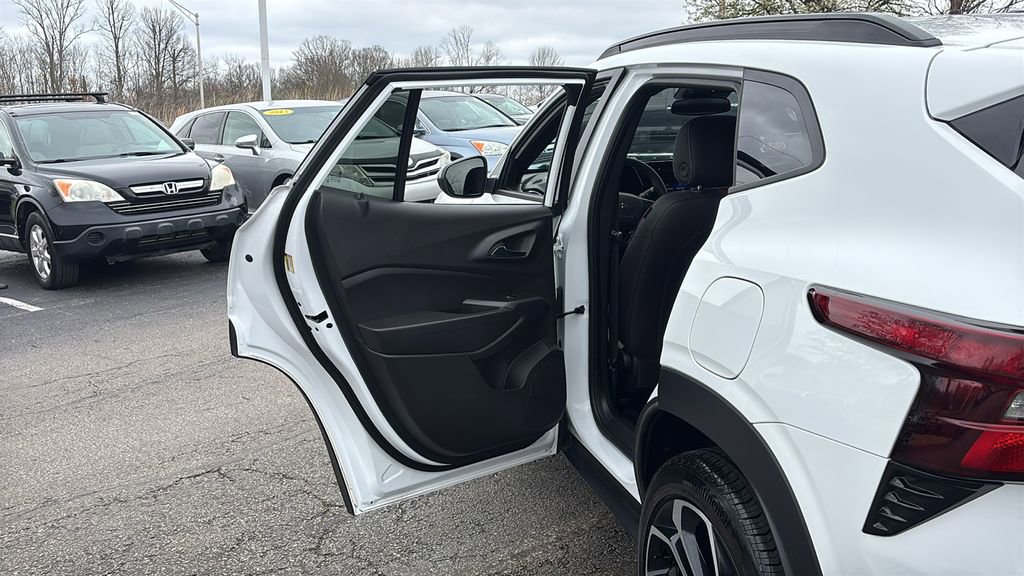 Used 2025 Chevrolet Trax RS w/ Sunroof Package image 28