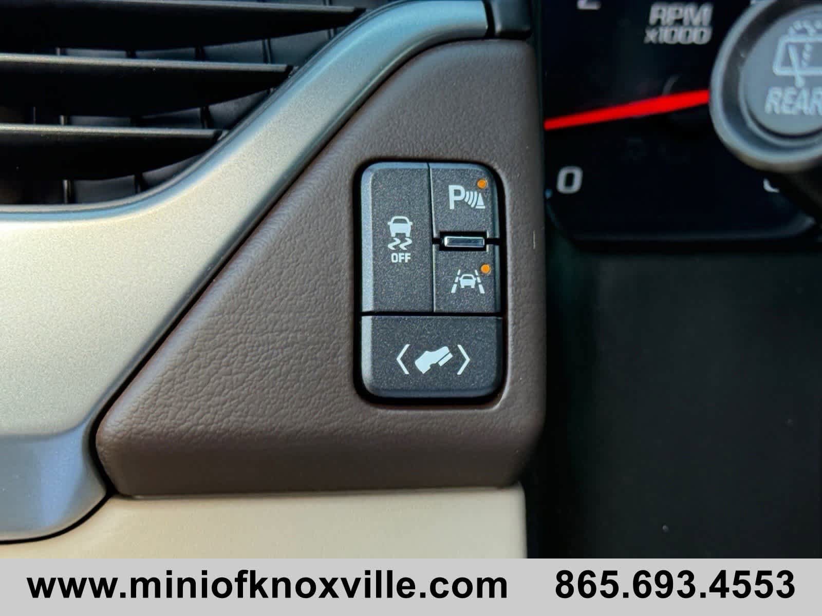 Used 2017 Chevrolet Suburban LT w/ Luxury Package RWD image 27